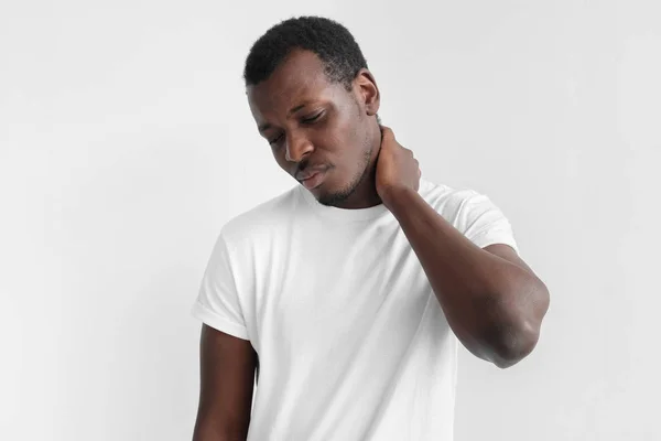 Boos Ongelukkig Jonge Afro Amerikaanse Man Die Zijn Nek Met — Stockfoto