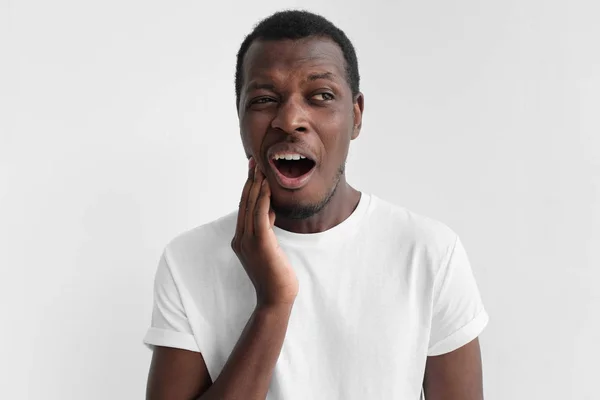 Jonge Afro Amerikaanse Man Lege Witte Shirt Geïsoleerd Grijze Achtergrond — Stockfoto