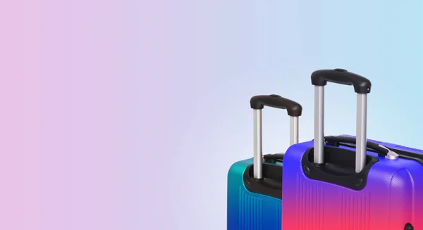 彩色水平横幅与两个手提箱和 Copyspace 旅游理念 — 图库照片