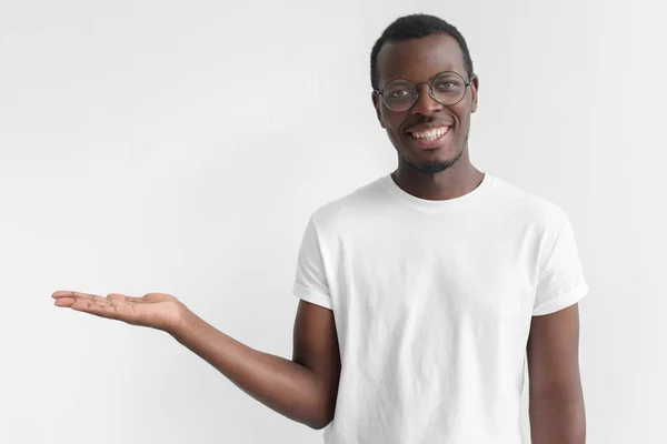 Horizontale Portret Van Jonge Knappe Afrikaanse Man Geïsoleerd Een Grijze — Stockfoto