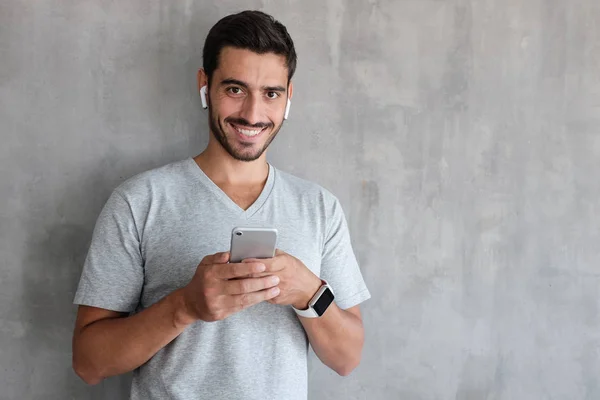 Portrait Handsome Young Man Gray Shirt Holding Smartphone Looking Camera — Stock Photo, Image