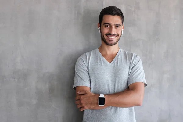 Retrato Homem Bonito Sorridente Shirt Relógios Inteligentes Com Braços Cruzados — Fotografia de Stock