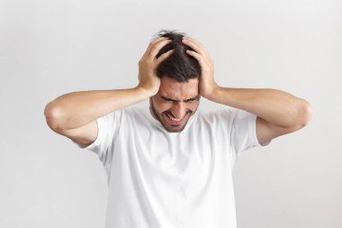 Baş ağrısı acı el ile kafa sıkma mutsuz genç adam üzgün. İnsanlar, stres, gerginlik ve Migren kavramı. 