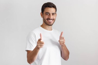 Portre portre mutlu gencin onaylama ve duygu sanki Görüntüleyicisi iki elin parmakları ile işaret kameraya bakarken gülümseyen gri arka plan üzerinde izole memnun