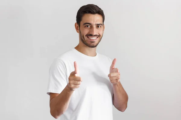 Närbild Porträtt Ung Glad Man Isolerade Grå Bakgrund Leende Medan — Stockfoto