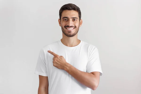 Hombre Guapo Camiseta Blanca Apuntando Izquierda Con Dedo Aislado Sobre —  Fotos de Stock