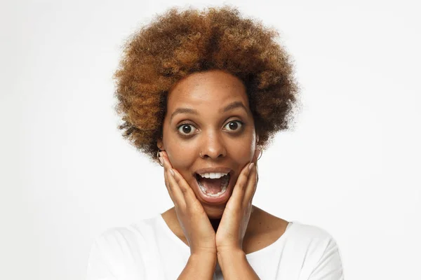 Jovem Afro Americana Branco Shirt Branca Gritando Meu Deus Com — Fotografia de Stock