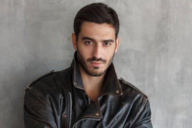 Ciddi, portresi kadar serin deri ceketli sakallı maço adam kapatın