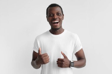 Genç afrcian Amerikalı adam gri arka plan üzerinde gösterilen izole kadar içerik ve mutluluk olumlu duygular ile harman. Öneri kavramı