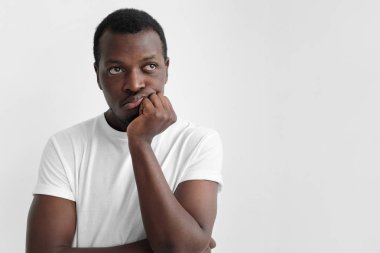 Portre sıkılmış Afrika gencin kafasına kopya alanı ile gri arka plan üzerinde izole çene ile beyaz tshirt kapatın 