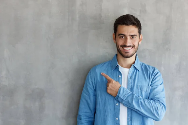 Joven Hombre Guapo Camisa Azul Apuntando Izquierda Con Dedo Pie — Foto de Stock