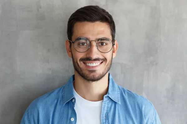 Primer Plano Retrato Hombre Guapo Sonriente Gafas Redondas Camisa Azul — Foto de Stock