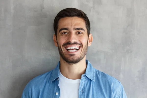 Hombre Moderno Alegre Sonríe Ampliamente Muestra Dientes Blancos Perfectos Emociones — Foto de Stock