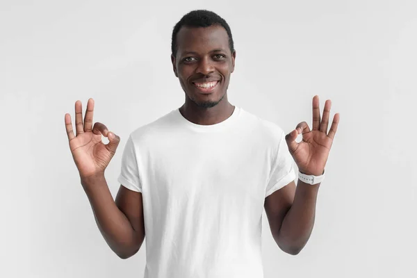 Jonge Zwarte Man Gelukkig Kijken Lacht Gebaren Tonend Ondertekenen Met — Stockfoto