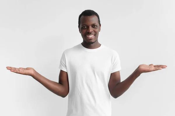 Portret Van Jonge African American Man Kiezen Uit Verschillende Mogelijkheden — Stockfoto