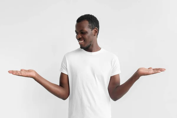 Jonge Afro Amerikaanse Man Kiezen Tussen Twee Verschillende Opties Houd — Stockfoto