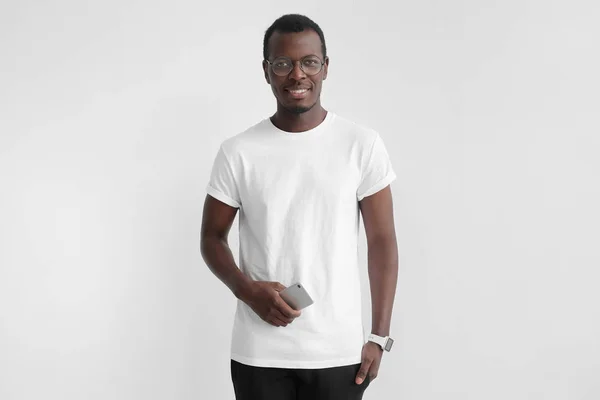 Afro Amerikai Fiatalember Fehér Póló Szemüveg Elszigetelt Szürke Háttérrel Rendelkező — Stock Fotó