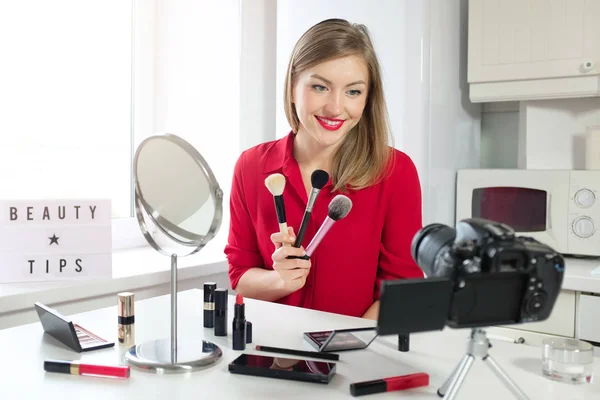 Beleza Dicas Conceito Jovem Blogueira Vídeo Feminina Mostrando Três Escovas — Fotografia de Stock