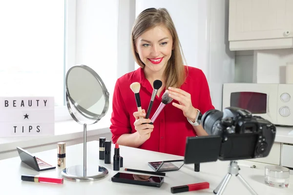 Feminino Vlogger Sentado Mesa Cozinha Mostrando Coleção Três Escovas Filmando — Fotografia de Stock