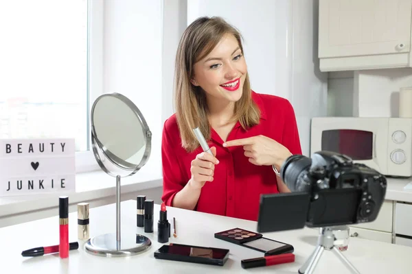 Blogger Beleza Profissional Mostrando Rímel Delineador Cosméticos Cílios Para Câmera — Fotografia de Stock