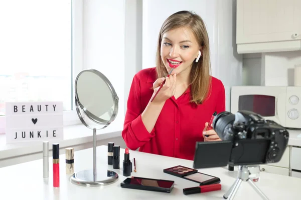 Retrato Muito Jovem Blogueira Vídeo Feminina Vestindo Elegante Blusa Vermelha — Fotografia de Stock