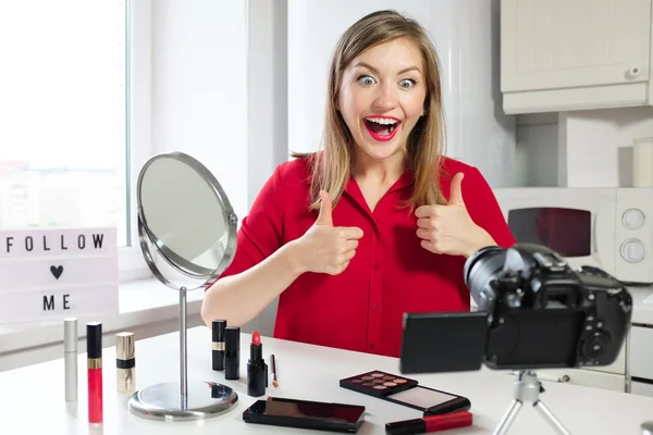 Jovem Blogueira Beleza Feminina Mostrando Polegares Com Emoções Positivas Felicidade — Fotografia de Stock