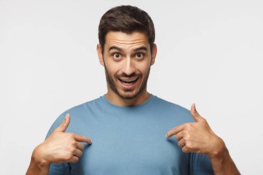 Bana mı dedin? Genç adam bir şey yapmışsa kendisine soru ile işaret mavi t-shirt yanlış