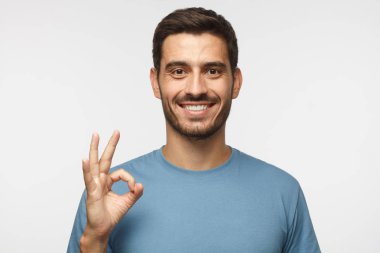 El hareketi, Ok işaret gösteren veya iyi jest parmaklarıyla gösterilen mutlu göz olan genç gülümseyen adam