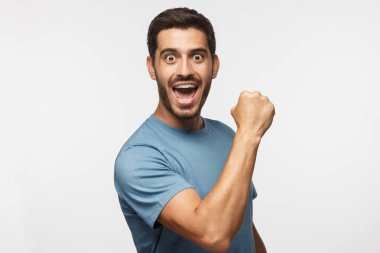 Gol! Zaferini kutluyor ve kazanan, derin duygusal ifade mutluluk içinde yumruk yükselterek sanki hareket duygusal erkek