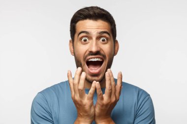 Neden?! Genç adam biri yanlış karar hakkında soran iki elinle el hareketi