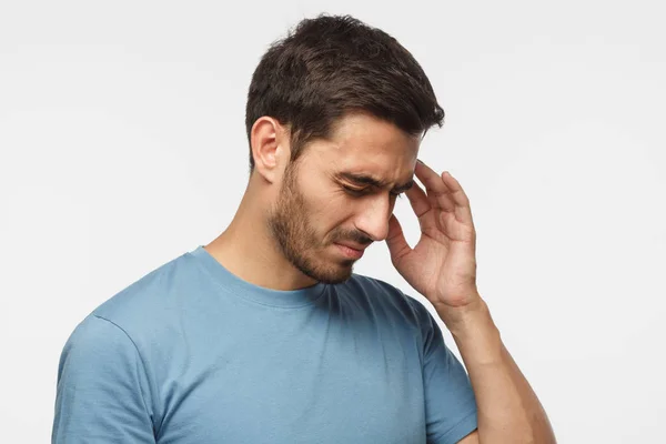 Close Van Kaukasische Jongeman Geïsoleerd Grijze Achtergrond Casual Blauw Shirt — Stockfoto