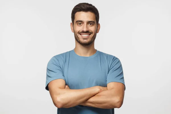 Usměvavý Pohledný Muž Modré Tričko Stojící Překřížením Rukou Izolované Šedém — Stock fotografie