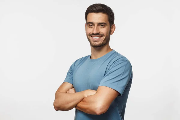 Retrato Atraente Jovem Desportista Shirt Azul Com Braços Cruzados Isolados — Fotografia de Stock