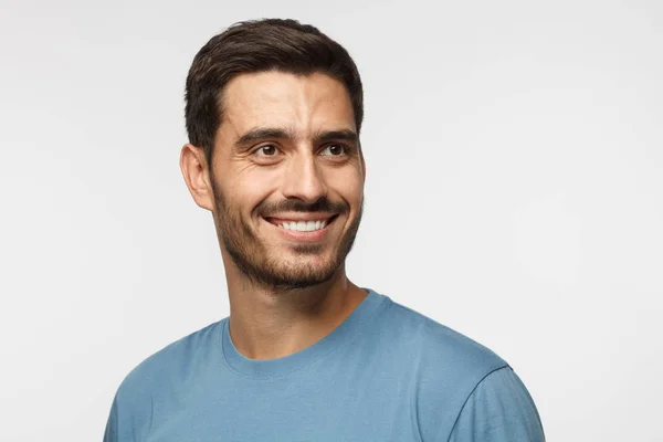 Detailní Záběr Usmívám Pohledný Muž Modrém Tričku Pohledu Izolované Šedém — Stock fotografie