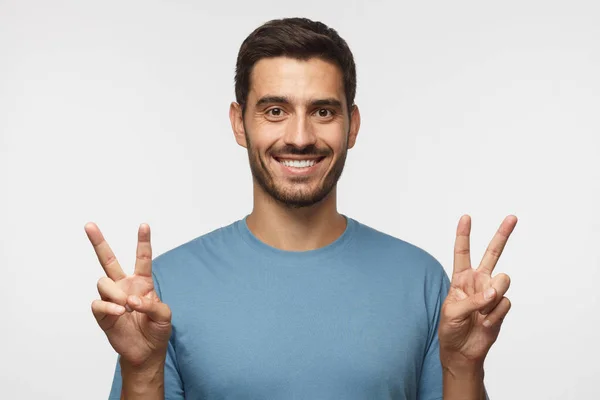 Innenporträt Eines Jungen Mannes Isoliert Auf Grauem Hintergrund Mit Optimistischem — Stockfoto