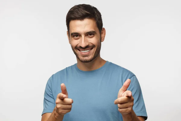 Hombre Joven Aislado Sobre Fondo Gris Llevando Camiseta Azul Sonriendo — Foto de Stock