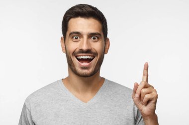 Bir fikrim var! Yakışıklı adam parmak tutmak yukarıya doğru işaret parmağı ile jest yapma işaret