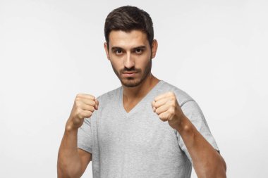 Kendine güvenen sportif boks adam yumruk önünde, mücadele etmek ve kendini savunmak için mücadele için hazır holding