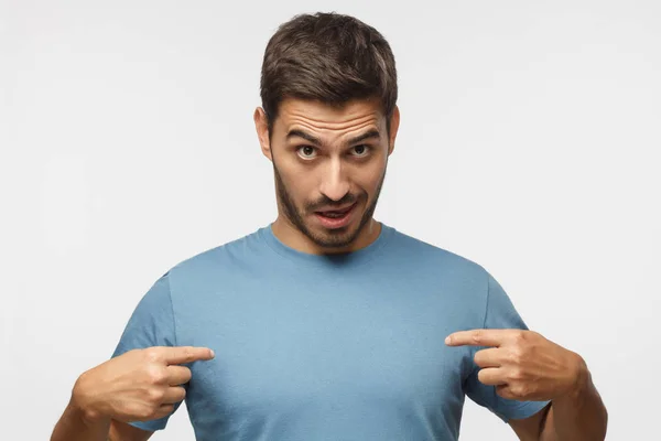 Ein Junger Mann Blauen Shirt Zeigt Auf Sich Selbst Mit — Stockfoto