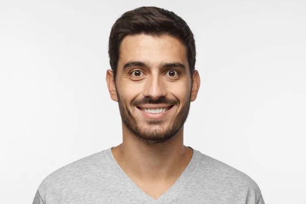 Primer Plano Retrato Hombre Guapo Sonriente Camiseta Gris Aislado Sobre —  Fotos de Stock