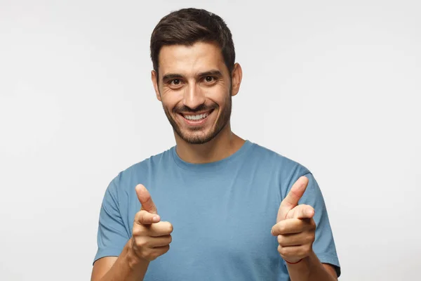 Retrato Del Joven Hombre Feliz Aislado Sobre Fondo Gris Sonriendo — Foto de Stock