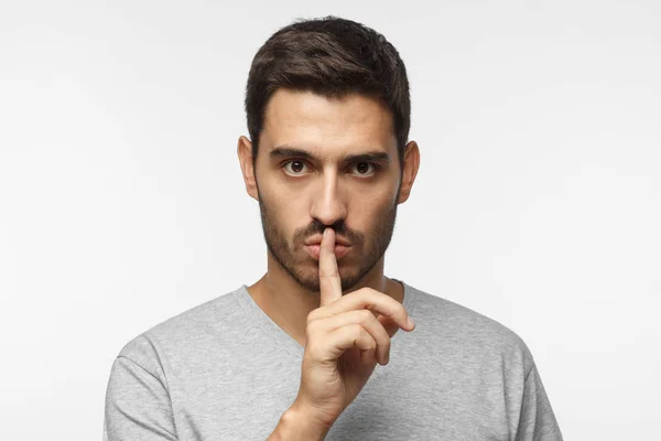 Shhh Gesture Young Man Isolated Gray Background Dressed White Casual — Stock Photo, Image