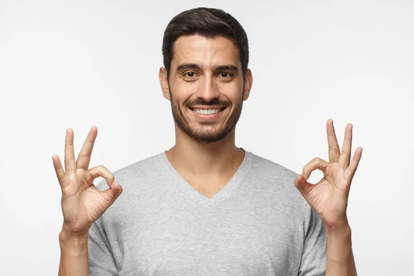 Красивый Улыбающийся Мужчина Показывает Знак Двумя Руками — стоковое фото