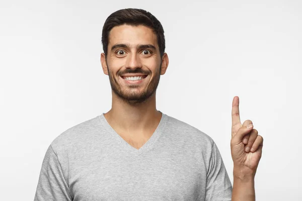 Retrato Joven Excitado Mirando Cámara Sonriendo Señalando Con Dedo Hacia — Foto de Stock