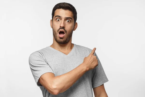 Young Surprised Man Pointing Right Isolated Gray Background Gray Shirt — Stock Photo, Image