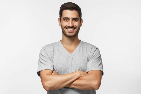 Sorrindo Homem Bonito Cinza Shirt Com Braços Cruzados Isolado Fundo — Fotografia de Stock