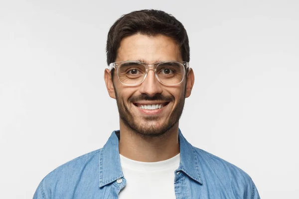 Primer Plano Hombre Guapo Sonriente Camisa Mezclilla Azul Gafas Transparentes — Foto de Stock