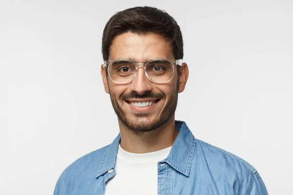 Joven Hombre Positivo Con Gafas Vestido Con Camisa Azul Claro — Foto de Stock