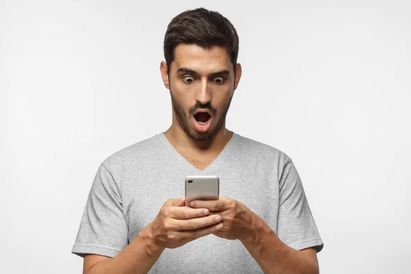 Nahaufnahme Porträt Eines Jungen Mannes Grauem Shirt Der Sein Smartphone Stockbild