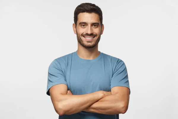 Retrato Hombre Guapo Sonriente Camiseta Azul Pie Con Brazos Cruzados —  Fotos de Stock